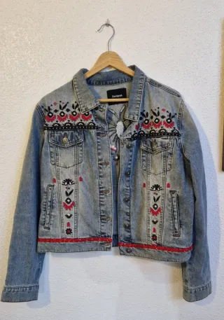 Cazadora vaquera Desigual bordada
