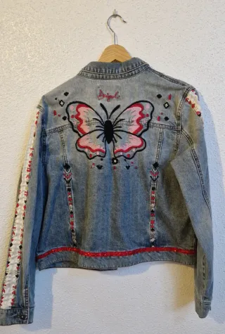 Cazadora vaquera Desigual bordada