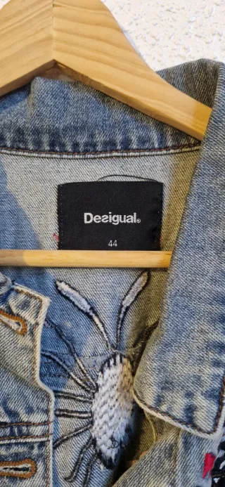 Cazadora vaquera Desigual bordada