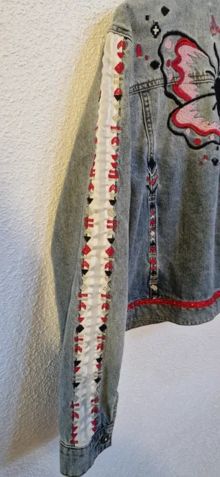 Cazadora vaquera Desigual bordada