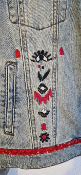 Cazadora vaquera Desigual bordada