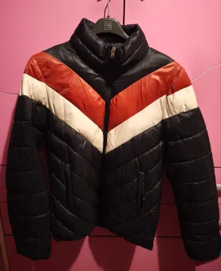 Piumino blu scuro con fascie rossa e bianca