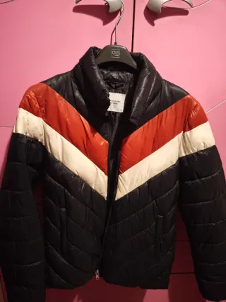 Piumino blu scuro con fascie rossa e bianca