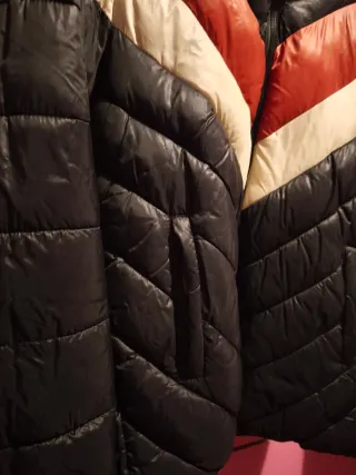 Piumino blu scuro con fascie rossa e bianca