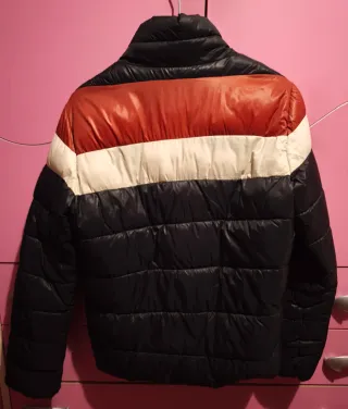 Piumino blu scuro con fascie rossa e bianca