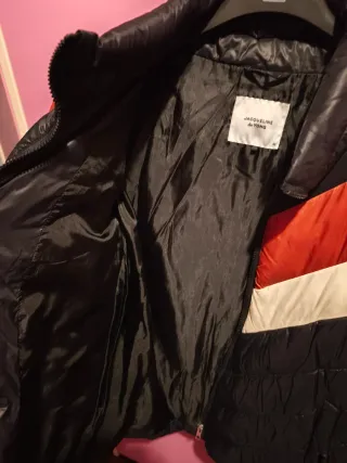 Piumino blu scuro con fascie rossa e bianca