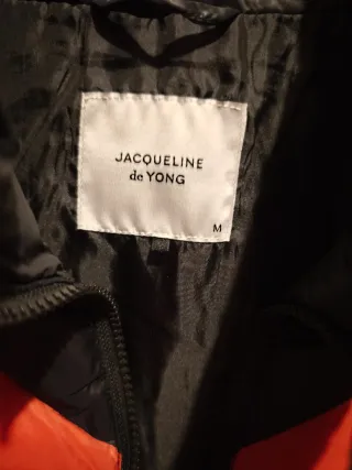 Piumino blu scuro con fascie rossa e bianca