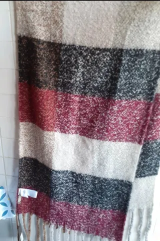 Sciarpa calda a quadri con etichetta