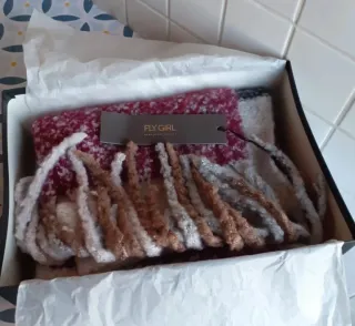 Sciarpa calda a quadri con etichetta