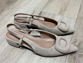 Zapatos planos beige con hebilla