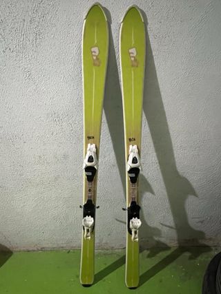 Vendo esquís con fijaciones