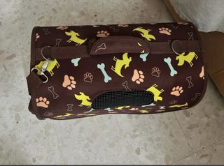Transportín para mascotas con diseño de perros.