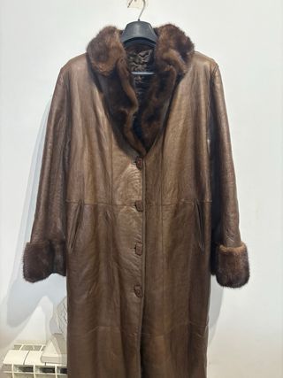 Elegante abrigo de piel marrón para mujer