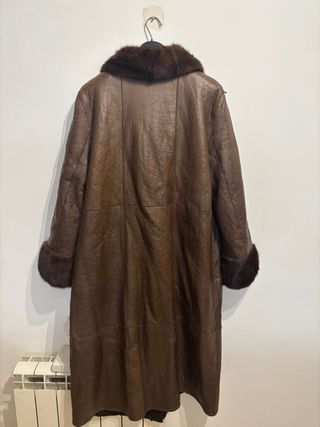 Elegante abrigo de piel marrón para mujer