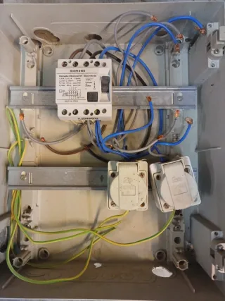 Cuadro eléctrico usado con varios componentes