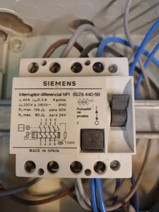 Cuadro eléctrico usado con varios componentes