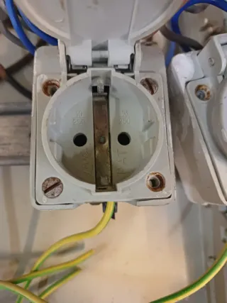 Cuadro eléctrico usado con varios componentes