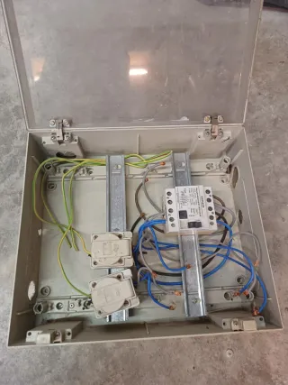 Cuadro eléctrico usado con varios componentes