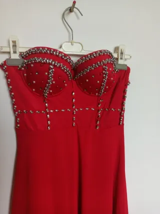 Abito rosso con perline e perle