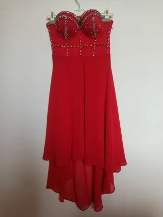 Abito rosso con perline e perle