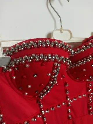 Abito rosso con perline e perle