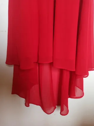 Abito rosso con perline e perle