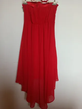 Abito rosso con perline e perle