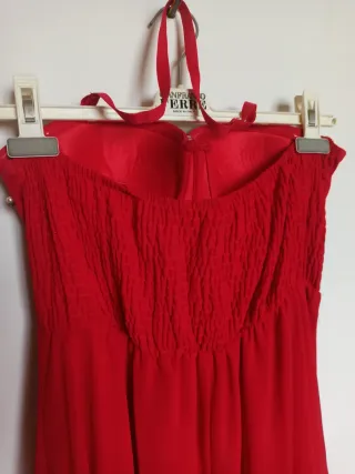 Abito rosso con perline e perle