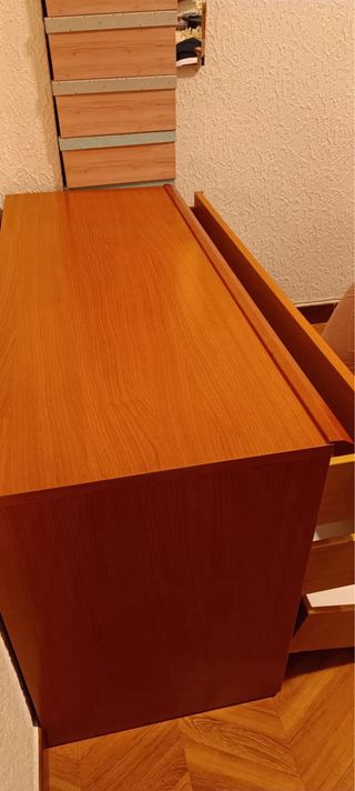 Cómoda de madera con espejo