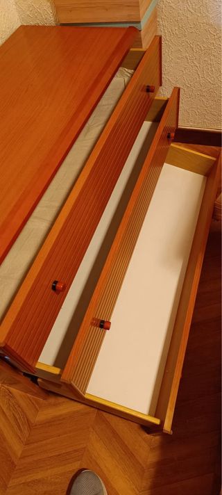 Cómoda de madera con espejo