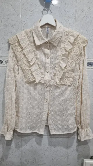 Blusa beige con puntilla Talla M