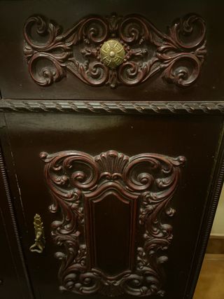 Cómoda de salón de madera y mármol