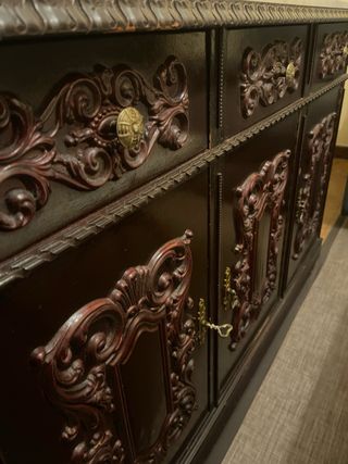 Cómoda de salón de madera y mármol