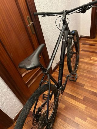 Bicicleta de montaña gris Marca Merida Big nine300