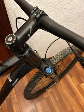 Bicicleta de montaña gris Marca Merida Big nine300