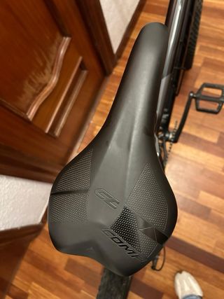 Bicicleta de montaña gris Marca Merida Big nine300