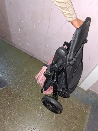Carrito de bebé rosa y negro