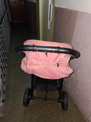 Carrito de bebé rosa y negro