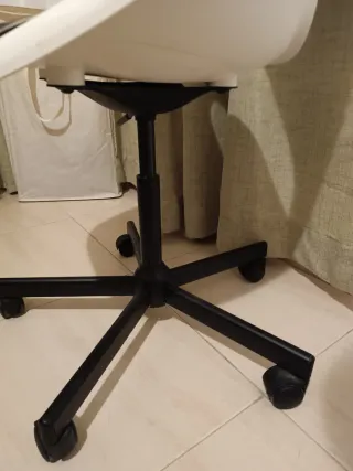 Sillade escritorio IKEA blanca con base giratoria