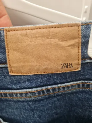 Pantalón vaquero Zara azul.