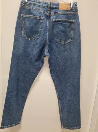 Pantalón vaquero Zara azul.