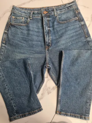 Pantalón vaquero Zara azul.
