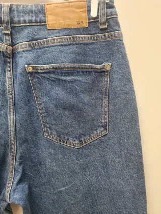 Pantalón vaquero Zara azul.