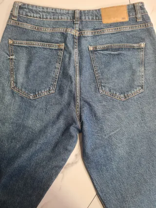 Pantalón vaquero Zara azul.