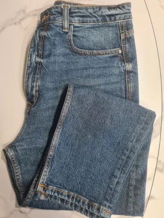 Pantalón vaquero Zara azul.