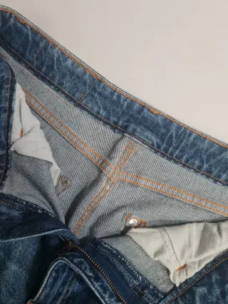 Pantalón vaquero Zara azul.