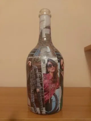 Bottiglia decorata con riviste di moda