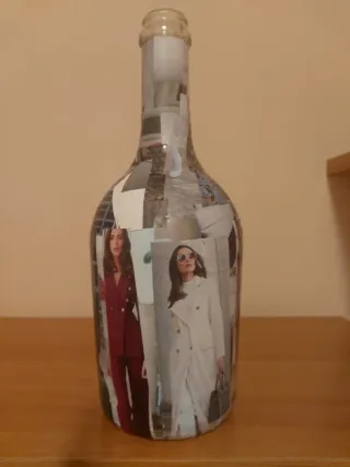 Bottiglia decorata con riviste di moda