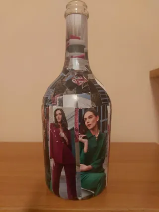 Bottiglia decorata con riviste di moda