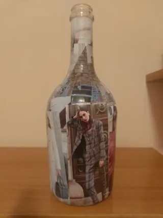 Bottiglia decorata con riviste di moda